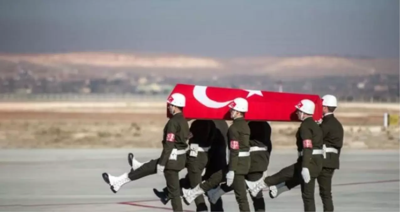 İzmir'de Askeri Birlikte Eğitim Kazası: 1 Şehit, 1 Yaralı İzmir'de Askeri Birlikte Eğitim Kazası: 1 Şehit, 1 Yaralı