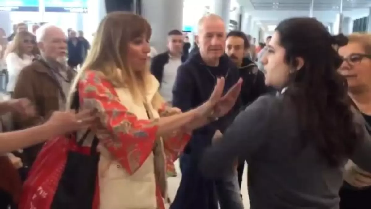 İstanbul Havalimanı'nda Rötar Kavgası! Görevliye Hakaret Yağdırdı İstanbul Havalimanı'nda Rötar Kavgası! Görevliye Hakaret Yağdırdı