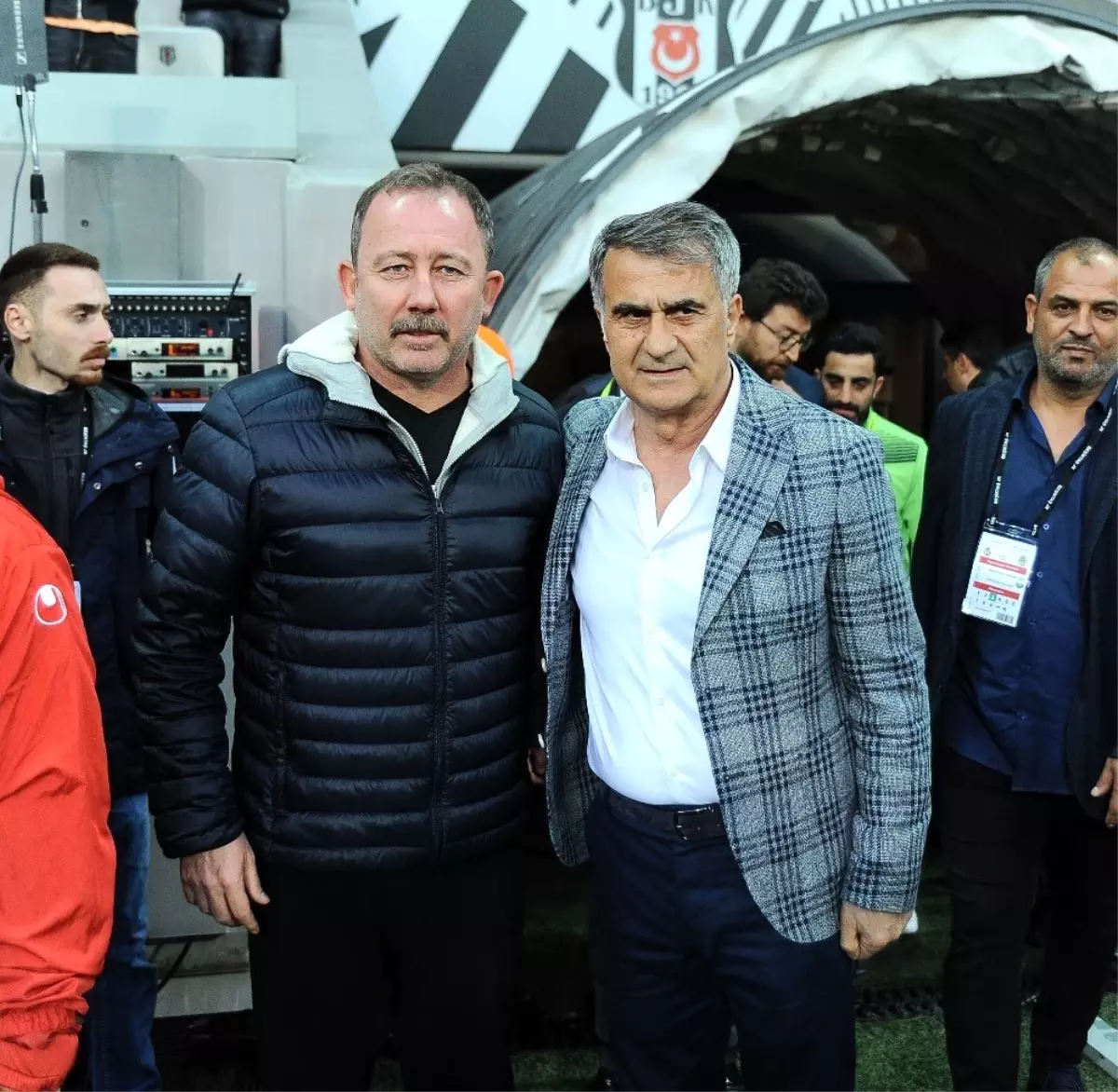 Vodafone Park'ta Sergen Yalçın'a Sevgi Seli Vodafone Park'ta Sergen Yalçın'a Sevgi Seli