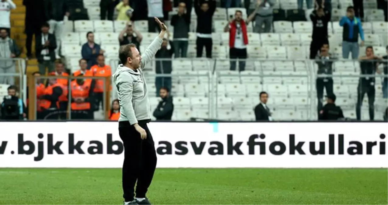 Sergen Yalçın, Taraftarın Israrıyla Sahaya Geri Döndü Sergen Yalçın, Taraftarın Israrıyla Sahaya Geri Döndü
