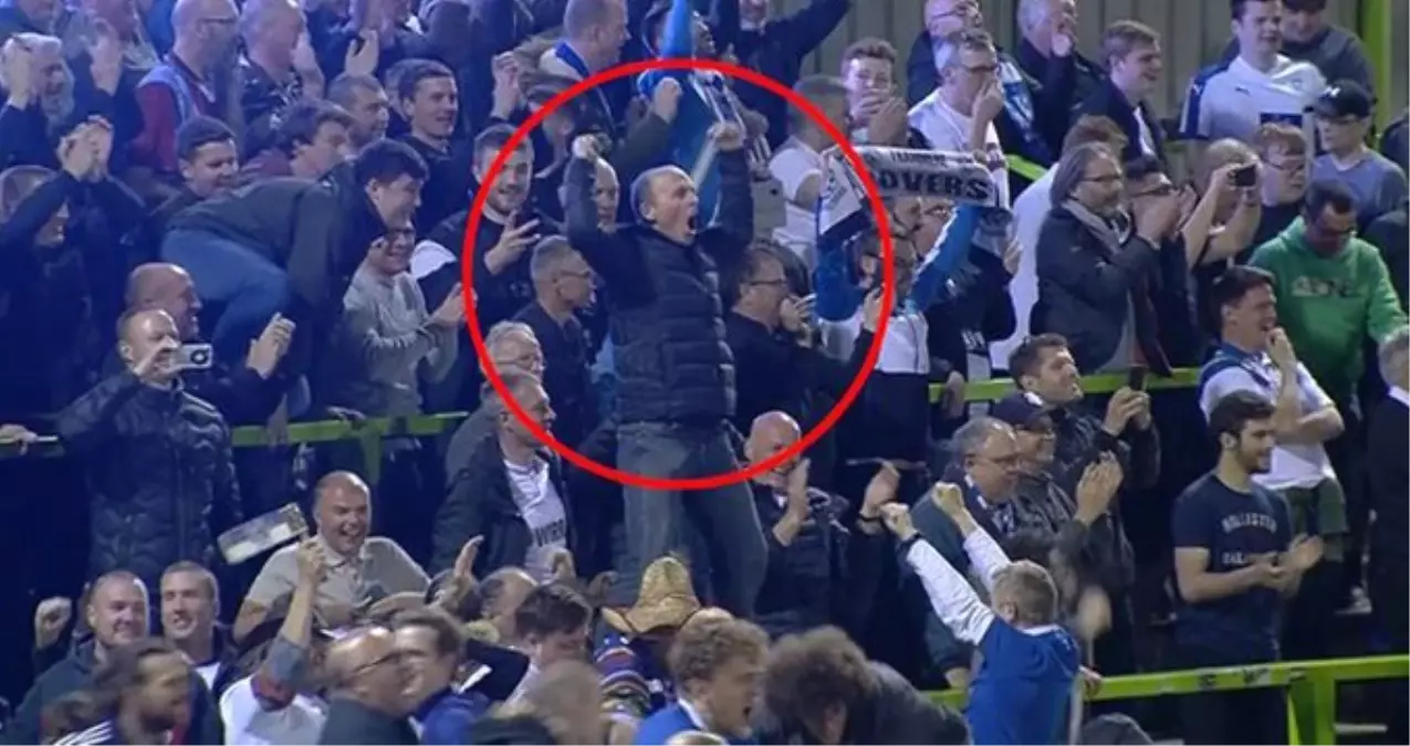 Hakem Mike Dean'in Tribüdeki Gol Sevinci Görenleri Şaşırttı Hakem Mike Dean'in Tribüdeki Gol Sevinci Görenleri Şaşırttı