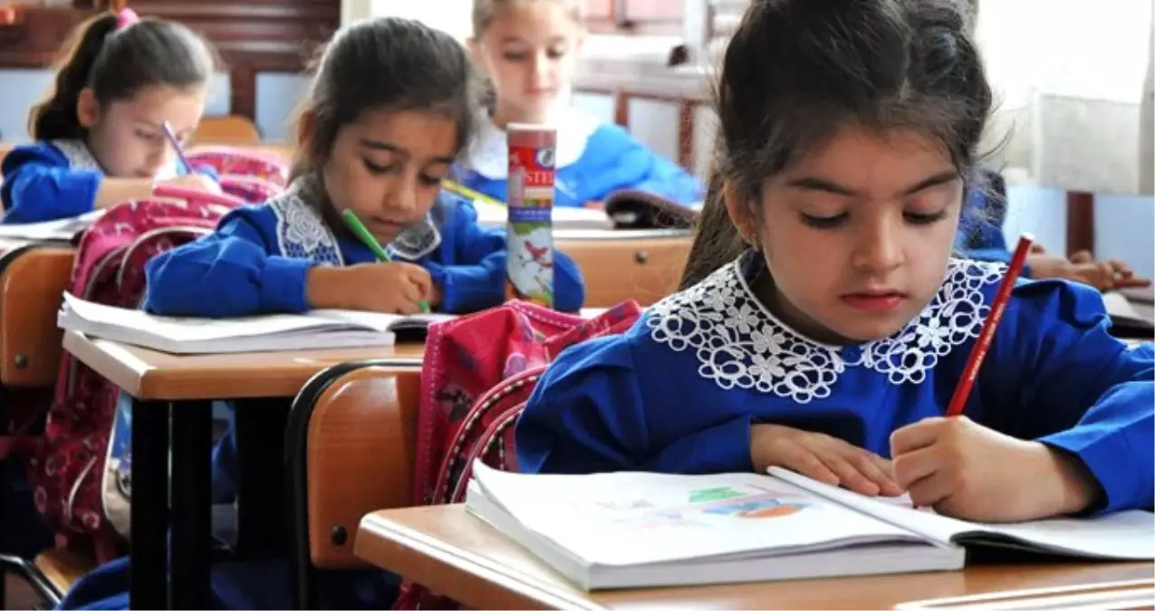 Bakan Selçuk Duyurdu: Öğrenciler Nisan ve Kasım'da 1'er Hafta Ara Tatil Yapacak Bakan Selçuk Duyurdu: Öğrenciler Nisan ve Kasım'da 1'er Hafta Ara Tatil Yapacak