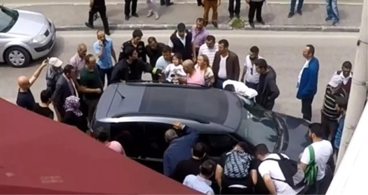 Sorumsuz Anne ve Baba 3 Yaşındaki Kızlarını Arabada Bırakıp Gitti Sorumsuz Anne ve Baba 3 Yaşındaki Kızlarını Arabada Bırakıp Gitti