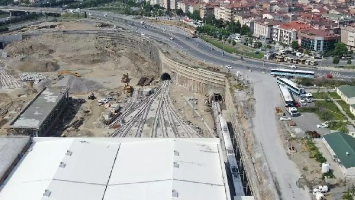 Kabataş-Mahmutbey Metro Hattı İçin Sürücüsüz Trenler Raylara İndirildi Kabataş-Mahmutbey Metro Hattı İçin Sürücüsüz Trenler Raylara İndirildi