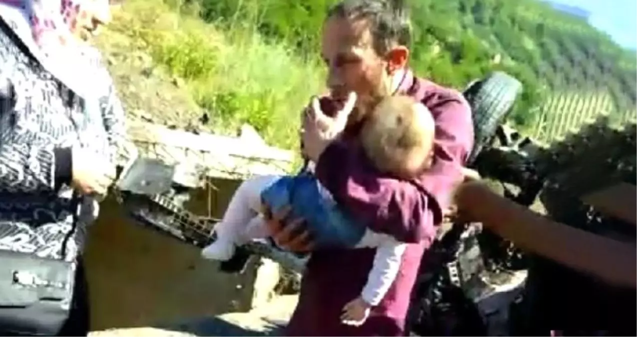 Yürek Dayanmaz! Kazadan Sonra 1 Yaşındaki Kızına Son Kez Sımsıkı Sarıldı Yürek Dayanmaz! Kazadan Sonra 1 Yaşındaki Kızına Son Kez Sımsıkı Sarıldı