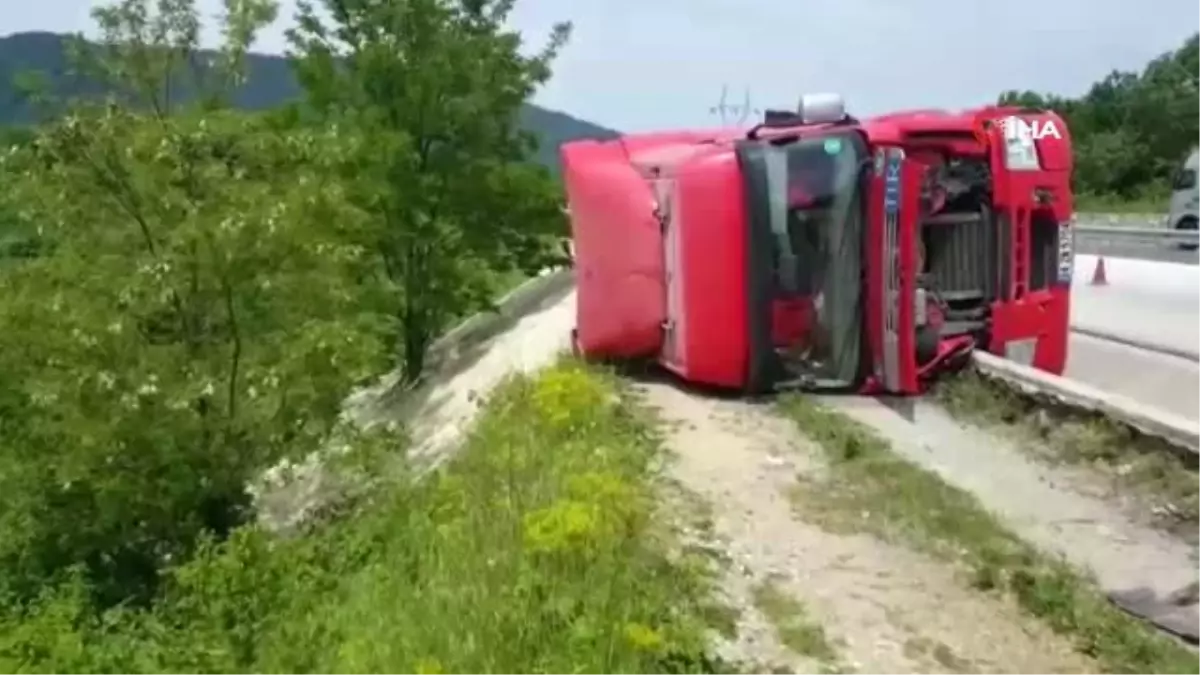 Kum Yüklü Tır Uçurama Yuvarlanmaktan Son Anda Kurtuldu Kum Yüklü Tır Uçurama Yuvarlanmaktan Son Anda Kurtuldu