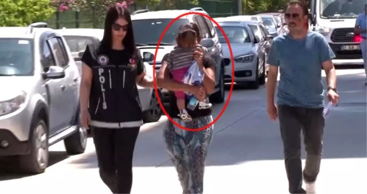 Suçüstü Yakalanan Kadın, Kameralardan Utanıp Yüzünü 3 Yaşındaki Çocuğuyla Sakladı! Suçüstü Yakalanan Kadın, Kameralardan Utanıp Yüzünü 3 Yaşındaki Çocuğuyla Sakladı!