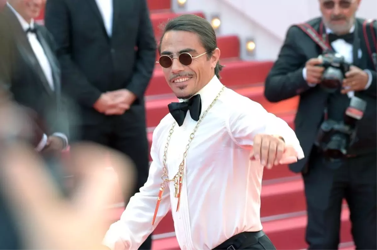Nusret Gökçe, Saltbae Hareketiyle Kırmızı Halıya Damga Vurdu Nusret Gökçe, Saltbae Hareketiyle Kırmızı Halıya Damga Vurdu