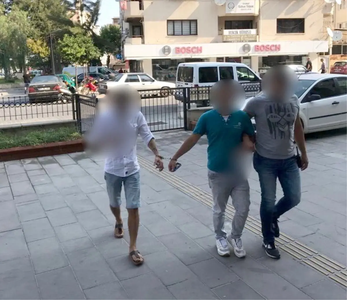 Kuşadası nda aranan biri cezaevi firarisi 3 zanlı polis tarafından