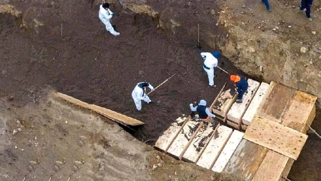 New York'ta koronavirüsten ölenler için toplu mezarlar kazılıyor