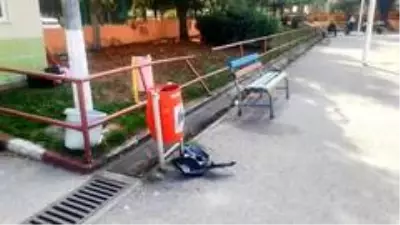Ehliyet için üzerine çıktığı motosikletle demir korkuluklara girdi Ehliyet için üzerine çıktığı motosikletle demir korkuluklara girdi