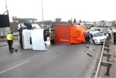 Virajı alamayan tır üzerine devrildiği otomobili hurdaya çevirdi: 2 yaralı Virajı alamayan tır üzerine devrildiği otomobili hurdaya çevirdi: 2 yaralı