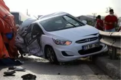 Virajı alamayan tır üzerine devrildiği otomobili hurdaya çevirdi: 2 yaralı Virajı alamayan tır üzerine devrildiği otomobili hurdaya çevirdi: 2 yaralı