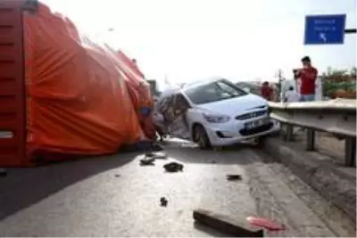 Virajı alamayan tır üzerine devrildiği otomobili hurdaya çevirdi: 2 yaralı Virajı alamayan tır üzerine devrildiği otomobili hurdaya çevirdi: 2 yaralı