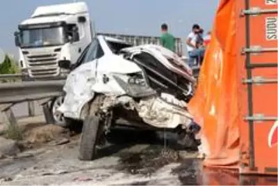 Virajı alamayan tır üzerine devrildiği otomobili hurdaya çevirdi: 2 yaralı Virajı alamayan tır üzerine devrildiği otomobili hurdaya çevirdi: 2 yaralı