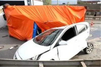Virajı alamayan tır üzerine devrildiği otomobili hurdaya çevirdi: 2 yaralı Virajı alamayan tır üzerine devrildiği otomobili hurdaya çevirdi: 2 yaralı