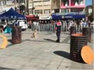 Jandarma köpeklerinin gösterisi ilgiyle izlendi Jandarma köpeklerinin gösterisi ilgiyle izlendi