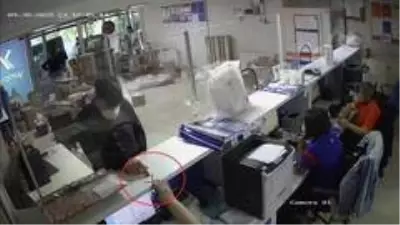 Sahte kimlikle kargo şirketinden başkalarına ait 25 bin TL'lik telefonları aldı Sahte kimlikle kargo şirketinden başkalarına ait 25 bin TL'lik telefonları aldı