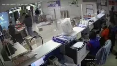 Sahte kimlikle kargo şirketinden başkalarına ait 25 bin TL'lik telefonları aldı Sahte kimlikle kargo şirketinden başkalarına ait 25 bin TL'lik telefonları aldı