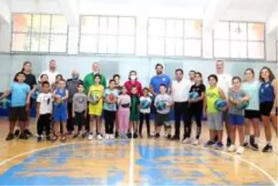 İzmit Belediyesi basketbol okullarına yoğun ilgi İzmit Belediyesi basketbol okullarına yoğun ilgi