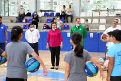 İzmit Belediyesi basketbol okullarına yoğun ilgi İzmit Belediyesi basketbol okullarına yoğun ilgi