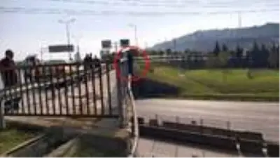 Üst geçitte intihar girişimi nedeniyle ulaşım 1 saat aksadı Üst geçitte intihar girişimi nedeniyle ulaşım 1 saat aksadı