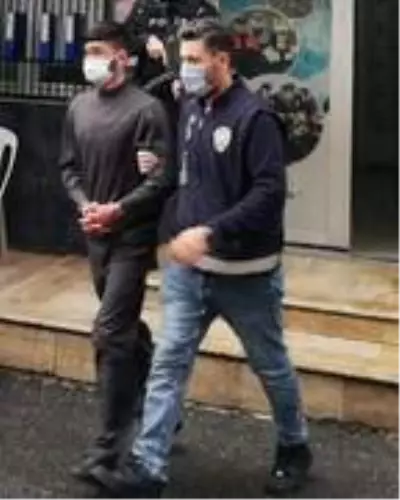 Evden tabanca ve ziynet eşyası çalan hırsız İstanbul'da yakalandı Evden tabanca ve ziynet eşyası çalan hırsız İstanbul'da yakalandı