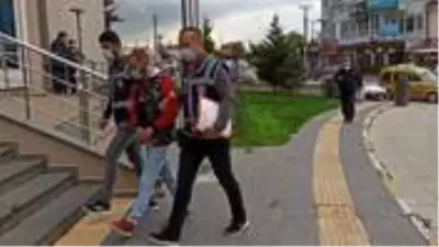 Güvenlik kameralarını fark eden hırsız, yakalanmamak için başına poşet geçirdi Güvenlik kameralarını fark eden hırsız, yakalanmamak için başına poşet geçirdi