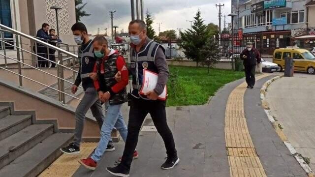 Güvenlik kameralarını fark eden hırsız, yakalanmamak için başına poşet geçirdi Güvenlik kameralarını fark eden hırsız, yakalanmamak için başına poşet geçirdi