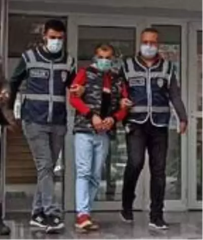 Güvenlik kameralarını fark eden hırsız, yakalanmamak için başına poşet geçirdi Güvenlik kameralarını fark eden hırsız, yakalanmamak için başına poşet geçirdi