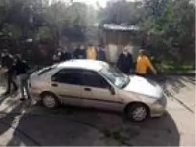 Kamyonetin kasası kablolara takılınca direk ve ağaç otomobilin üzerine devrildi Kamyonetin kasası kablolara takılınca direk ve ağaç otomobilin üzerine devrildi