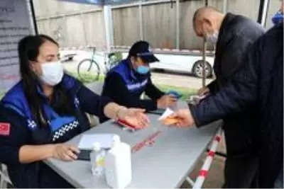 İzmit Belediyesi'nden vatandaşlara 'HES Kodu' yardımı İzmit Belediyesi'nden vatandaşlara 'HES Kodu' yardımı
