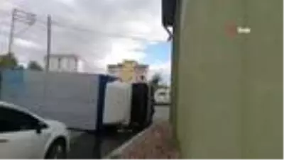 Otomobilin çarptığı nakliye kamyonu yan yattı Otomobilin çarptığı nakliye kamyonu yan yattı