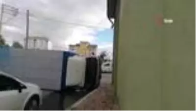 Otomobilin çarptığı nakliye kamyonu yan yattı Otomobilin çarptığı nakliye kamyonu yan yattı