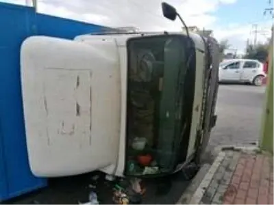 Otomobilin çarptığı nakliye kamyonu yan yattı Otomobilin çarptığı nakliye kamyonu yan yattı