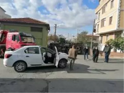 Otomobilin çarptığı nakliye kamyonu yan yattı Otomobilin çarptığı nakliye kamyonu yan yattı