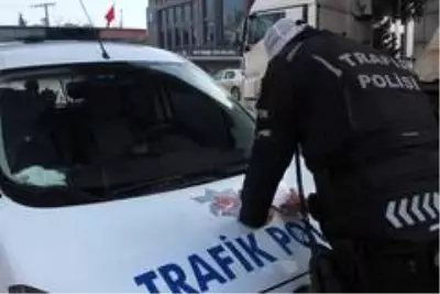 Son dakika haberi: - Aracını bağlatmamak için cam filmini elleriyle söktü Son dakika haberi: - Aracını bağlatmamak için cam filmini elleriyle söktü