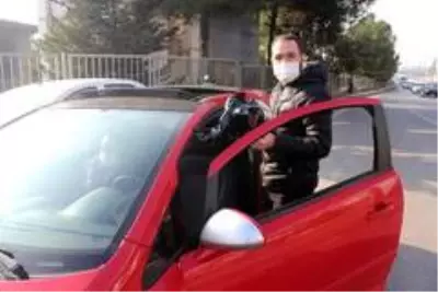 Son dakika haberi: - Aracını bağlatmamak için cam filmini elleriyle söktü Son dakika haberi: - Aracını bağlatmamak için cam filmini elleriyle söktü