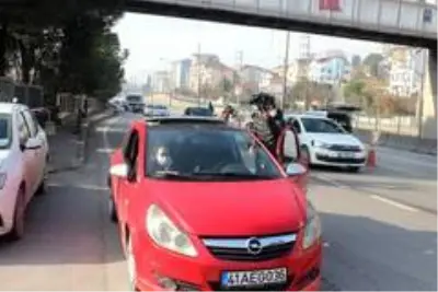 Son dakika haberi: - Aracını bağlatmamak için cam filmini elleriyle söktü Son dakika haberi: - Aracını bağlatmamak için cam filmini elleriyle söktü