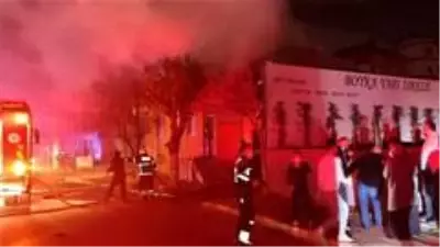 Evin çatısı alevlere teslim oldu, dumanlar gökyüzünü kapladı Evin çatısı alevlere teslim oldu, dumanlar gökyüzünü kapladı