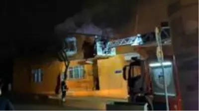 Evin çatısı alevlere teslim oldu, dumanlar gökyüzünü kapladı Evin çatısı alevlere teslim oldu, dumanlar gökyüzünü kapladı