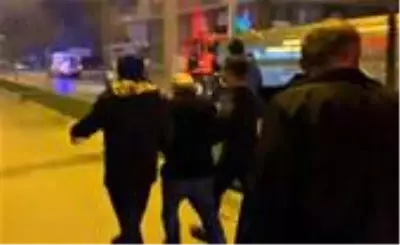 Evin çatısı alevlere teslim oldu, dumanlar gökyüzünü kapladı Evin çatısı alevlere teslim oldu, dumanlar gökyüzünü kapladı
