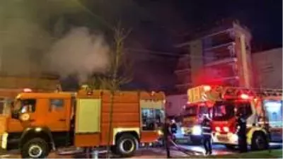 Evin çatısı alevlere teslim oldu, dumanlar gökyüzünü kapladı Evin çatısı alevlere teslim oldu, dumanlar gökyüzünü kapladı