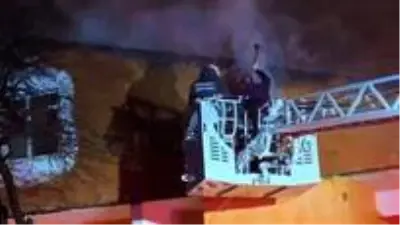 Evin çatısı alevlere teslim oldu, dumanlar gökyüzünü kapladı Evin çatısı alevlere teslim oldu, dumanlar gökyüzünü kapladı