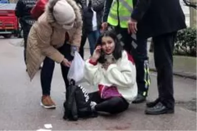 Yolun karşısına geçmeye çalışan genç kızlar dehşeti yaşadı Yolun karşısına geçmeye çalışan genç kızlar dehşeti yaşadı