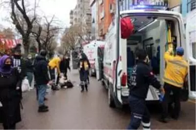 Yolun karşısına geçmeye çalışan genç kızlar dehşeti yaşadı Yolun karşısına geçmeye çalışan genç kızlar dehşeti yaşadı