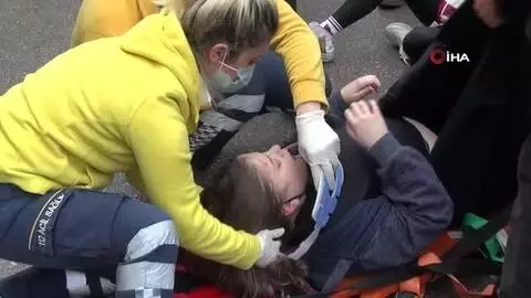 Yolun karşısına geçmeye çalışan genç kızlar dehşeti yaşadı Yolun karşısına geçmeye çalışan genç kızlar dehşeti yaşadı