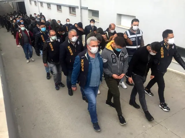 Webmasterlı garantili kupon dolandırıcısı 11'i kadın 99 zanlı adliyeye sevk edildi Webmasterlı garantili kupon dolandırıcısı 11'i kadın 99 zanlı adliyeye sevk edildi