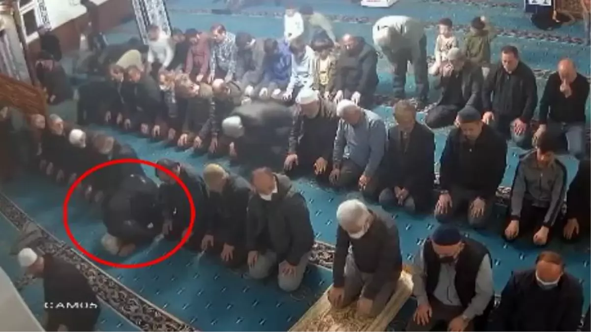 Camide namaz kılan vatandaş son nefesini secdede verdi O anlar