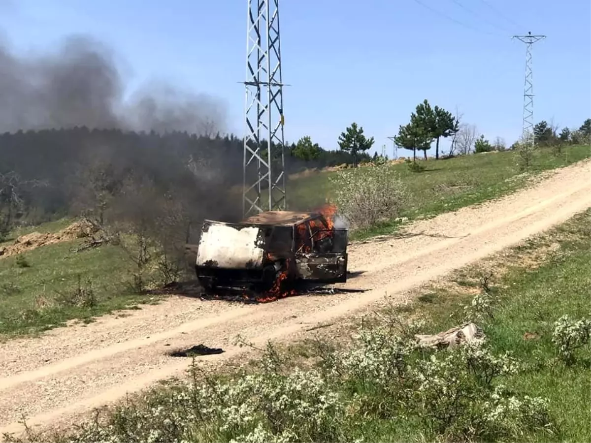 Seyir halindeki otomobil alev alev yandı Haberler